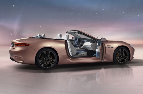 402-449 1/43 マセラティ Gran Cabrio Sport Maserati Reveals Drop-Top GranCabrio Sports Tourer